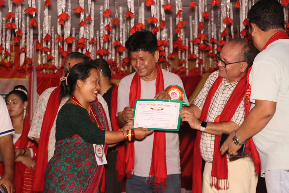 दाशढुङ्गा आमा समुहको तीज गीत प्रतियोगितामा सगरमाथा आमा समुह प्रथम