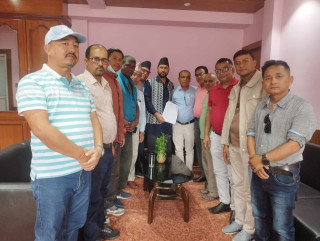 माछाको आयात रोक्न माग गर्दैै चितवनका माछा व्यवसायीले गरे सांसद रवि लामिछानेको ध्यानाकर्षण