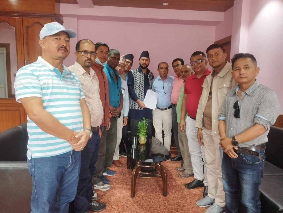 माछाको आयात रोक्न माग गर्दैै चितवनका माछा व्यवसायीले गरे सांसद रवि लामिछानेको ध्यानाकर्षण