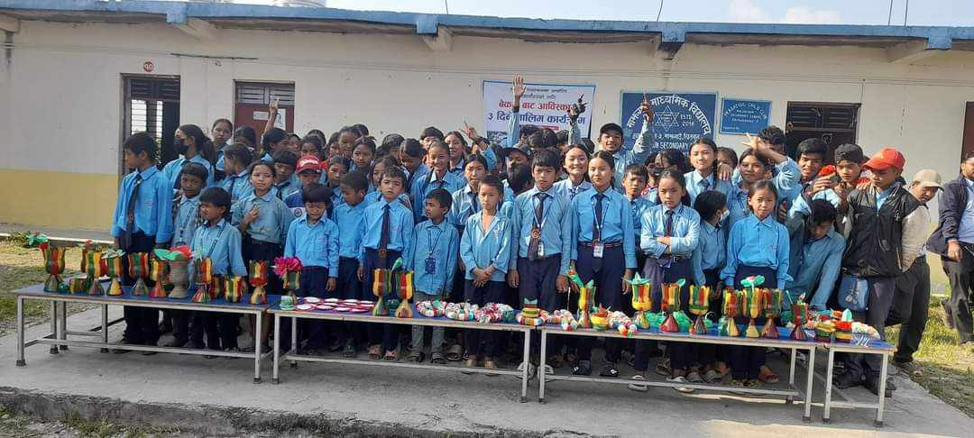 वडा कार्यालयको आर्थिक सहयोगमा माझगाउँ माविका विद्यार्थीहरुलाई बेकारबाट आविस्कार तालिम
