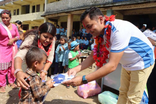 इच्छाकामनाको हात्तिबाङ माविलाई एक्सपर्ट एजुकेशनद्वारा खेलकुद सामग्री प्रदान