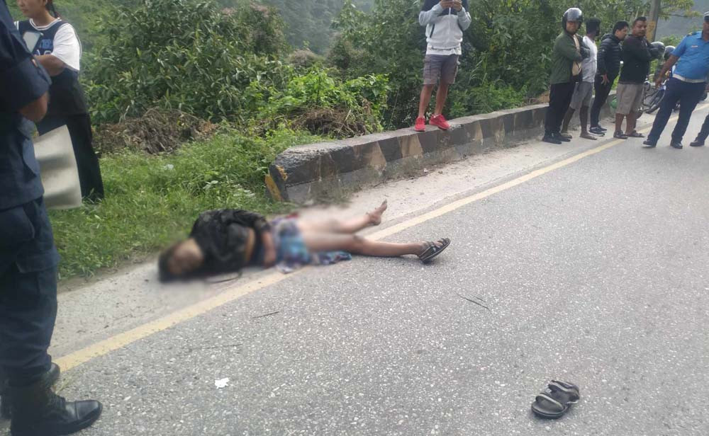 मुग्लिन–नारायणगढ सडक खण्डको नौकिलोमा स्कुटर दुर्घटना हुदा एक युवतीको घटनास्थलमै मृत्यु