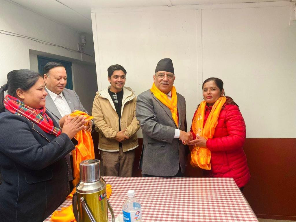 एमाले तनहुँका सचिवालय सदस्य एवं आँबुखैरेनीका प्रभावशाली नेतृ मीना अधिकारी माओवादी केन्द्रमा प्रवेश
