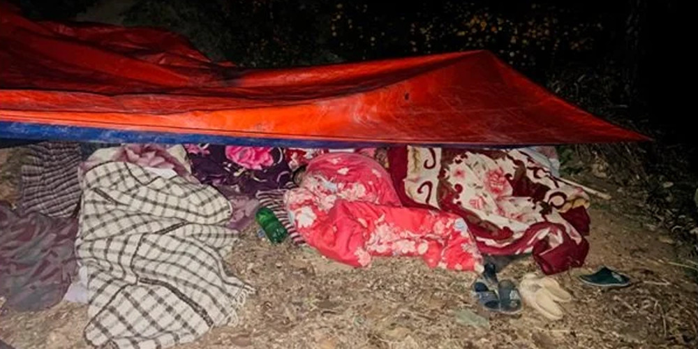 खुला आकाशमुनि रात बिताउँदा…
