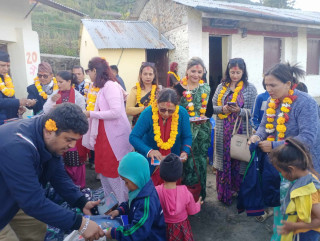 इच्छाकामनाको चौतारामा नेपाली कांग्रेस चितवनद्वारा निःशुल्क स्वास्थ्य शिविर, न्यानो कपडा र शैक्षिक सामाग्री वितरण