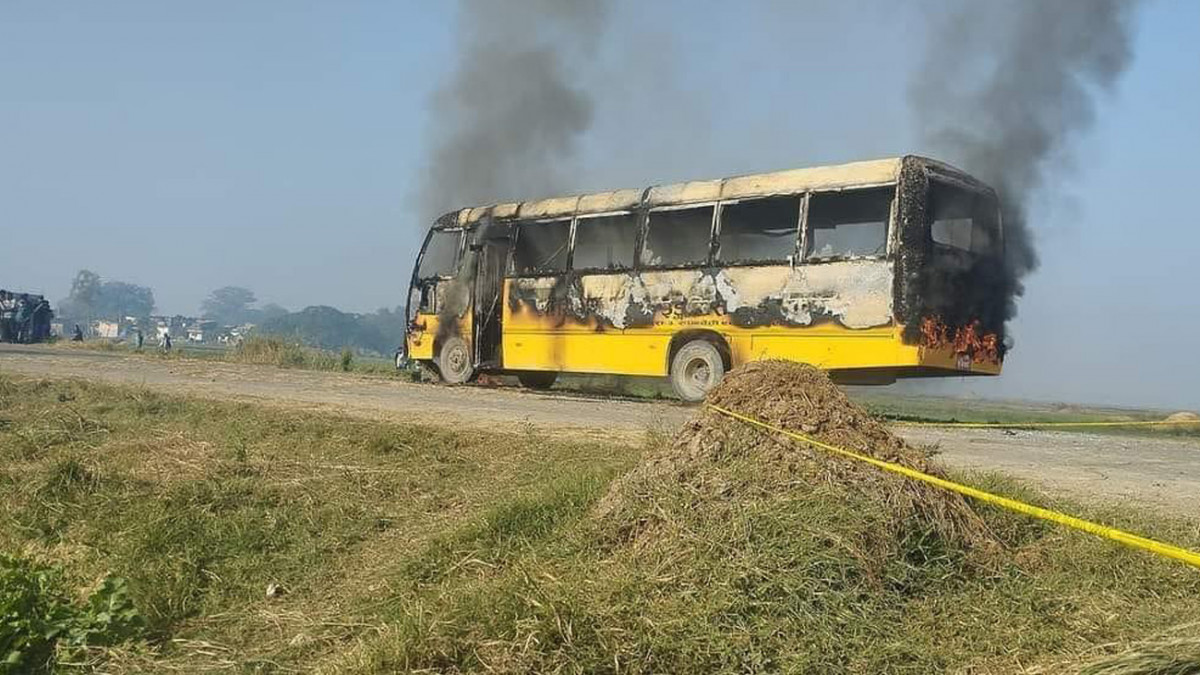 रूपन्देहीमा स्कुल बसको ठक्करबाट दुई जनाको मृत्यु,  आक्रोशित स्थानीयले  जलाए बस