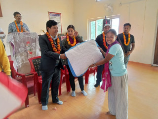 इच्छाकामनाको सिमलढापमा रहेका ३० घर परिवारलाई सिरक बितरण