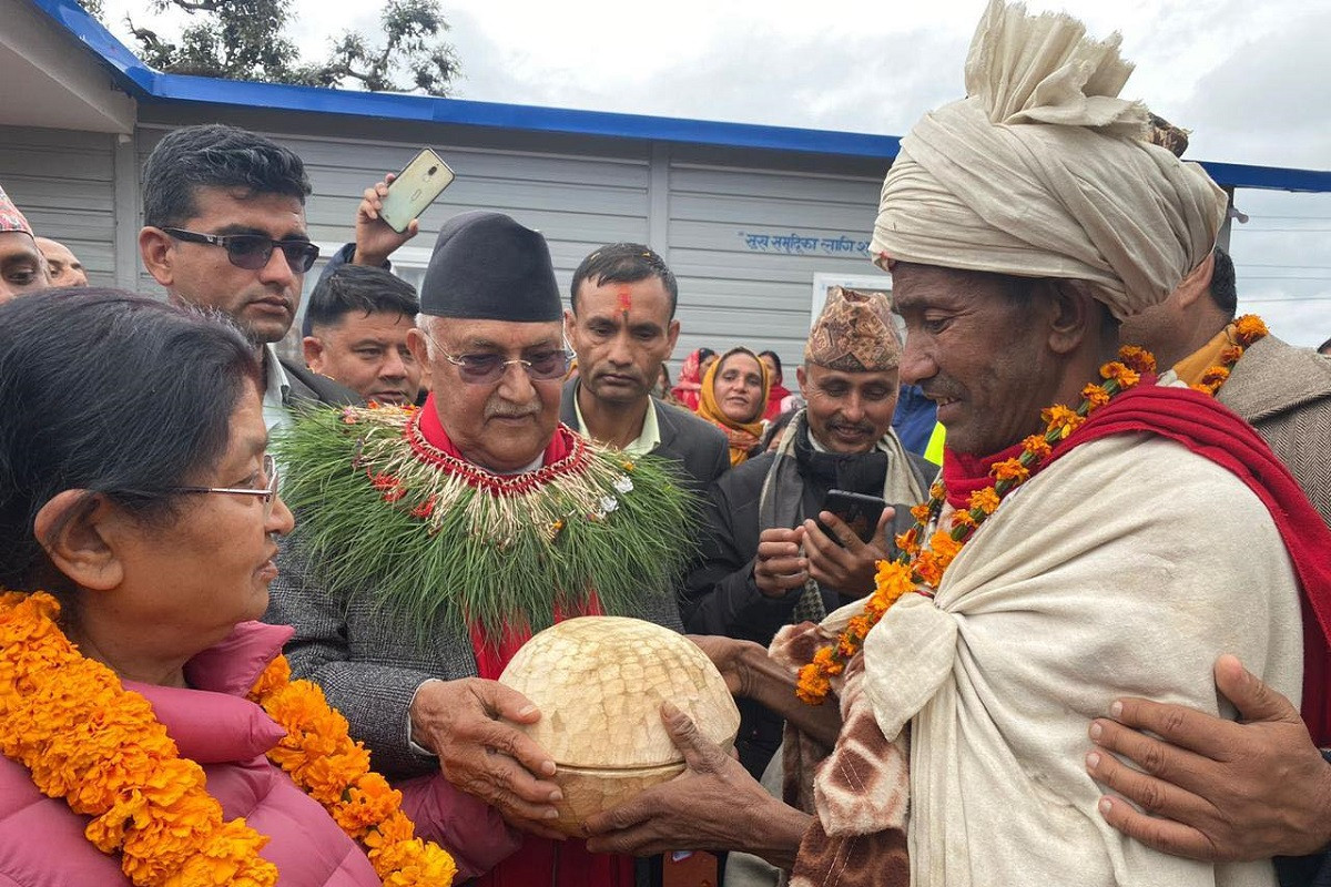 एमाले अध्यक्ष ओलीलाई राउटे मुखियाको ‘कोसी’ उपहार