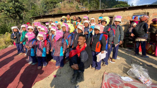 इच्छाकामनाको हुस्तिमा रहेको विद्यालयका विद्यार्थीलाई न्यानो कपडा र झोला वितरण