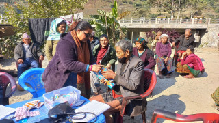 ज्येष्ठ नागरिक दिवसको अवसरमा कोसेली बोकेर घरभेटमा इच्छाकामनाका उपाध्यक्ष माया सिलवाल