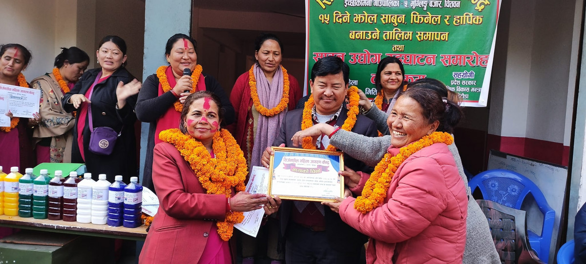 उद्यमी बन्दै मुग्लिनका सृजनशील महिलाहरु, खोले साबुन उद्योग