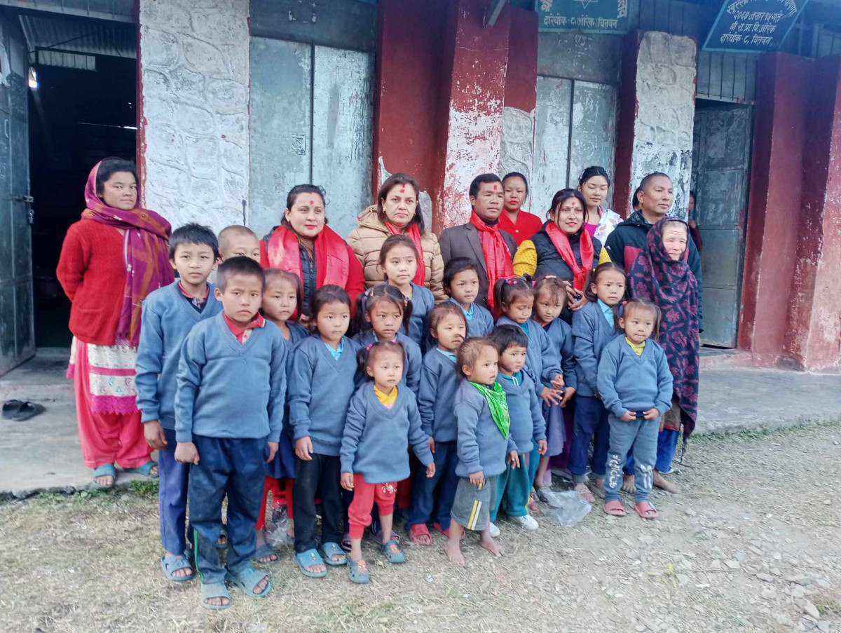 जन्मदिन कोष इच्छाकामनाद्वारा ओरेकका बालबालिकालाई न्यानो कपडा वितरण