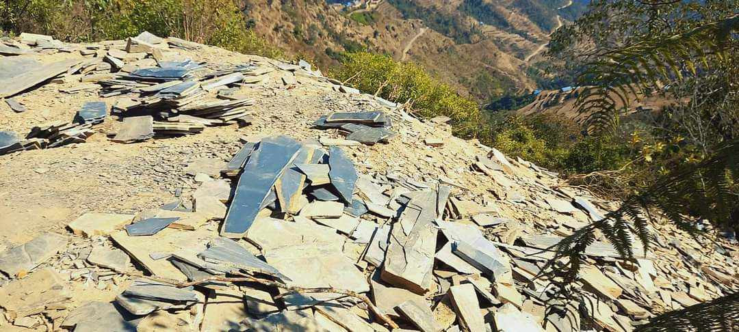 इच्छाकामनाको चान्दली डाडाँमा तीन सातादेखि अवैध रुपमा ढुङ्गा उत्खनन्, स्थानीय सरकार बेखबर