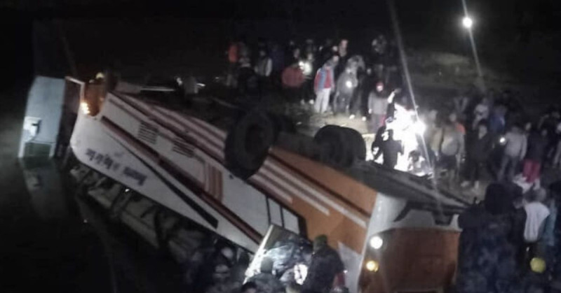 काठमाडौंबाट राजस्थान जाँदै गरेको बस नवलपुरमा दुर्घटना