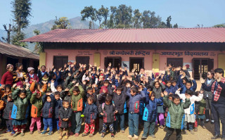 इच्छाकामनाको स्याङ्गदीमा अवस्थित चण्डेश्वरी विद्यालयका विद्यार्थीलाई न्यानो कपडा वितरण