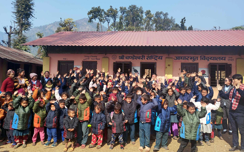 इच्छाकामनाको स्याङ्गदीमा अवस्थित चण्डेश्वरी विद्यालयका विद्यार्थीलाई न्यानो कपडा वितरण