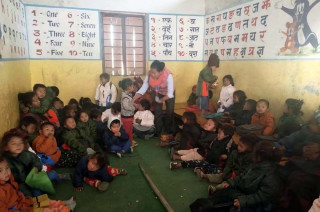 इच्छाकामना स्याङदी स्थित चण्डेश्वरी विद्यालयका साना विद्यार्थीहरु चकटी समेत पर्याप्त नहुदाँ चिसो भुइमा बसेर पढ्न बाध्य