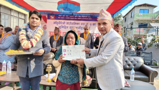 चुनावी वाचा पूरा गर्दै, सुकुम्बासीलाई लालपूर्जा बाड्दै आँबुखैरेनीका अध्यक्ष शुक्र चुमान
