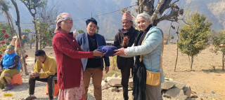 वडाध्यक्ष मिलन भुजेलको पहलमा विपन्न र बालबिकास केन्द्रका विद्यार्थीलाई न्यानो कपडा र खाद्यान्न सामाग्री हस्तान्तरण