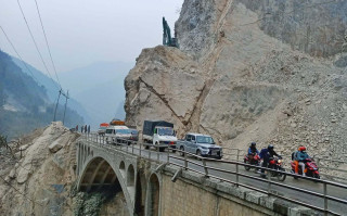 डेढ महिनादेखि दिउँसो ४ घण्टा बन्द गर्दै आईरहेको नारायणगढ–मुग्लिन सडक अझै ३ साता बन्द हुने