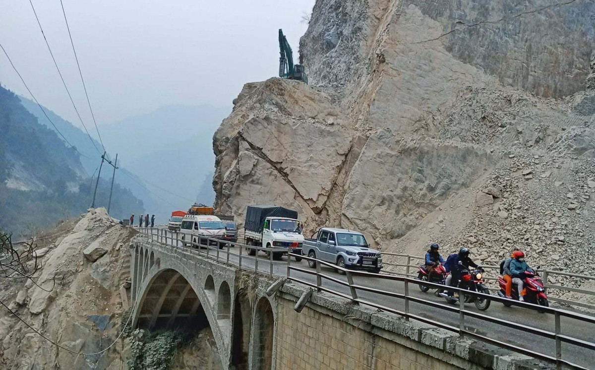 डेढ महिनादेखि दिउँसो ४ घण्टा बन्द गर्दै आईरहेको नारायणगढ–मुग्लिन सडक अझै ३ साता बन्द हुने