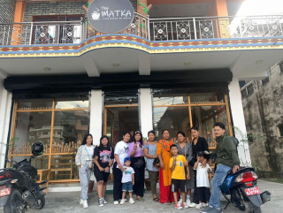 अन्तराष्ट्रिय महिला दिवसका दिन आँबुखैरेनीको मट्का हाउसमा खाजा खादा महिलाहरुलाई सेनेटरी प्याड उपहार