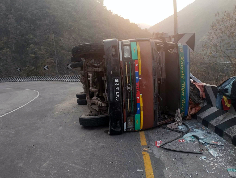 मुग्लिन-नारायणगढ सडकखण्डको घुमाउनेमा ट्रक दुर्घटना, राजमार्ग एकतर्फी