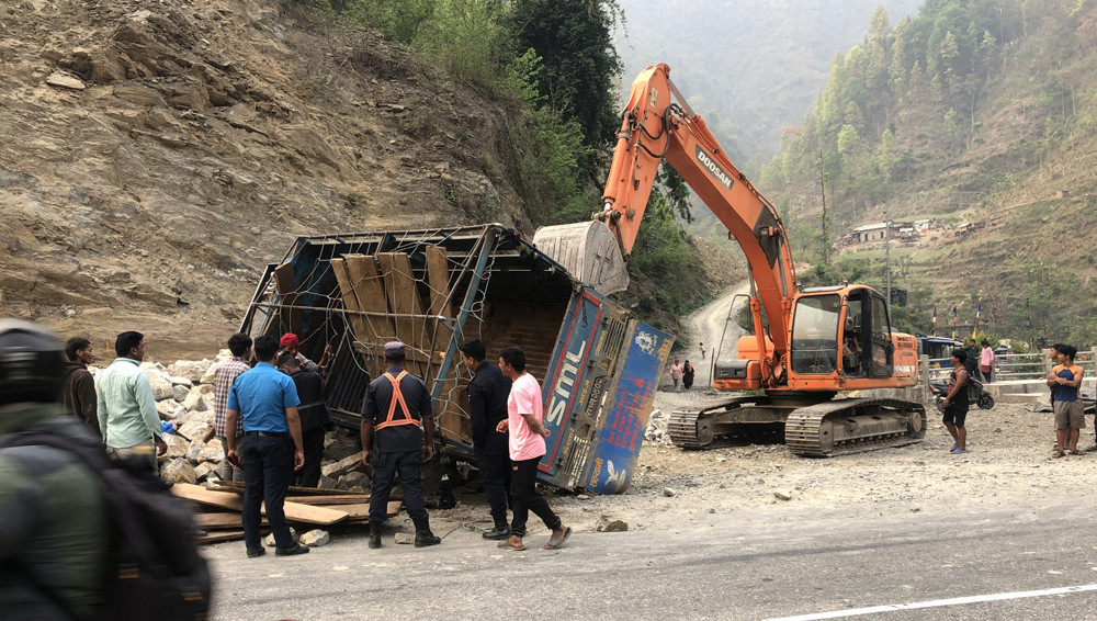 मुग्लिन–नारायणगढ सडकखण्डको कालीखोला पुलमा खसी बोकेको मिनिट्रक दुर्घटना