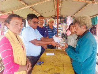इच्छाकामना सैरलिङका चट्याङ पिडित चेपाङको परिवारलाई आर्थिक सहयोग हस्तान्तरण