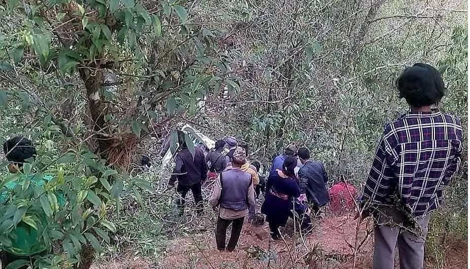 सिन्धुपाल्चोकमा जन्ती बोकेको बस दुर्घटना हुँदा ३ जनाको मृत्यु, ५२ जना घाइते