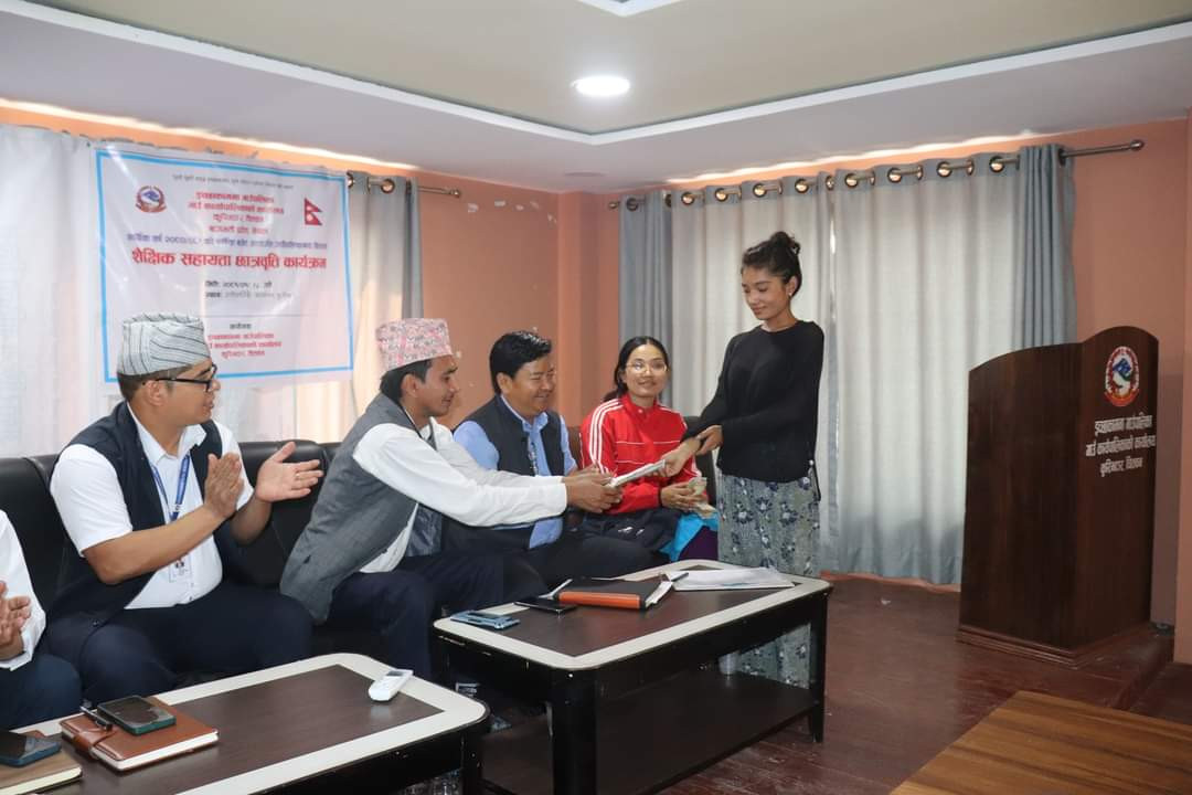 इच्छाकामना गाउँपालिकाद्वारा उच्च शिक्षा अध्ययन गर्ने विद्यार्थीलाई छात्रवृत्ति प्रदान