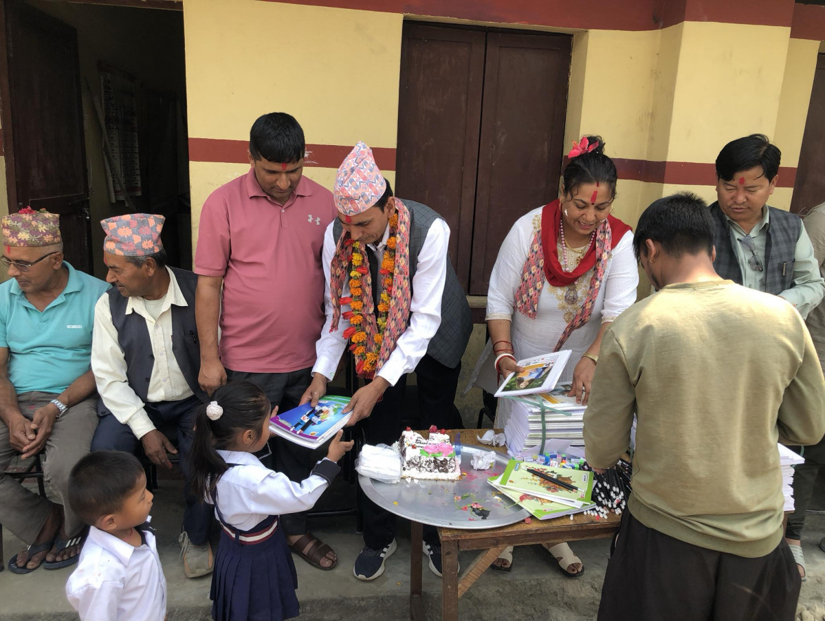 इच्छाकामना ४ का वडाध्यक्ष रुद्र उप्रेतीले विद्यार्थीलाई शैक्षिक सामाग्री वितरण गर्दै मनाए जन्मदिन