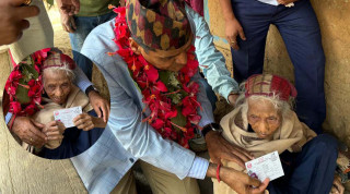 १०३ वर्षीया बृद्धाले पाइन् नागरिकता