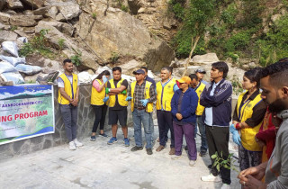 पर्यटकीयस्थल आँबुखैरेनीको ऐनापहरालाई सुन्दर बनाउन फूल रोपण
