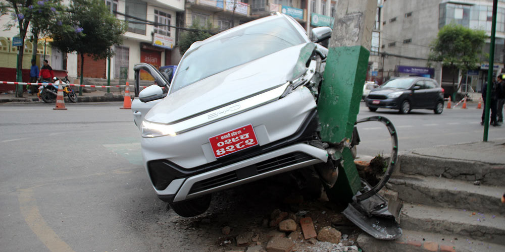 ललितपुरको कुपन्डोलमा बिजुली कार दुर्घटना