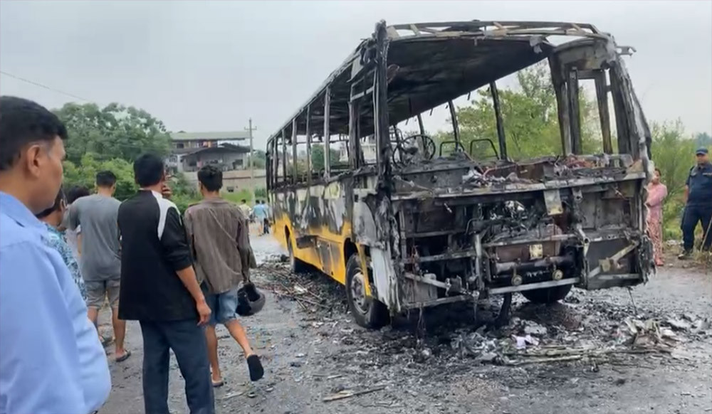 भरतपुरमा अज्ञात समूहले स्मल हेभनको स्कुल बसमा आगो लगायो