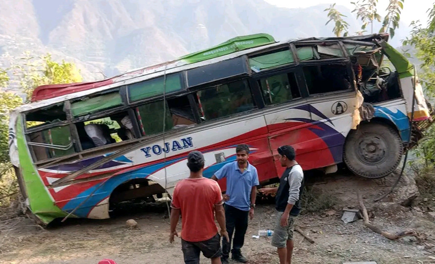 गुल्मीमा बस दुर्घटना हुँदा सहचालकको मृत्यु, चालकको अवस्था गम्भीर, १२ जना घाइते