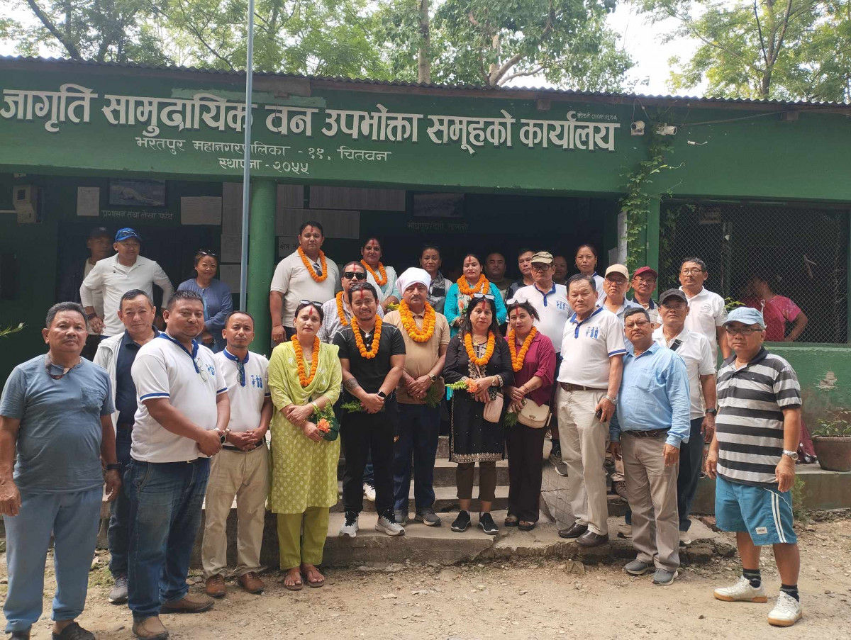 प्ये ल्हु संघ चितवनद्वारा नवजागृति सामुदायीक वनका नवनिर्वाचित कार्यसमितिलाई बधाई ज्ञापन