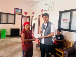 आँबुखैरेनी गाउँपालिकाद्वारा चेपाङ विद्यार्थीलाई छात्रवृत्ति रकम प्रदान