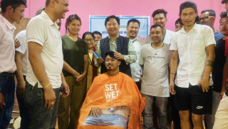 इच्छाकामनामा अध्यक्षसँग युवा कार्यक्रम युवाहरुलाई कपाल काट्ने तालिम सुरू