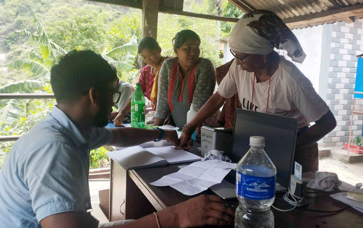 सेवाग्राहीको चाप बढेपछि चितवनमा राष्ट्रिय परिचयपत्रको विवरण सङ्कलन बिहानैदेखि