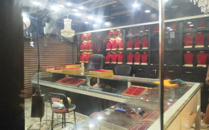 कालिकाको खोलेसिमलमा हतियार देखाएर सुनचाँदी पसल लुटपाट, सिसिटिभी पनि चोरी