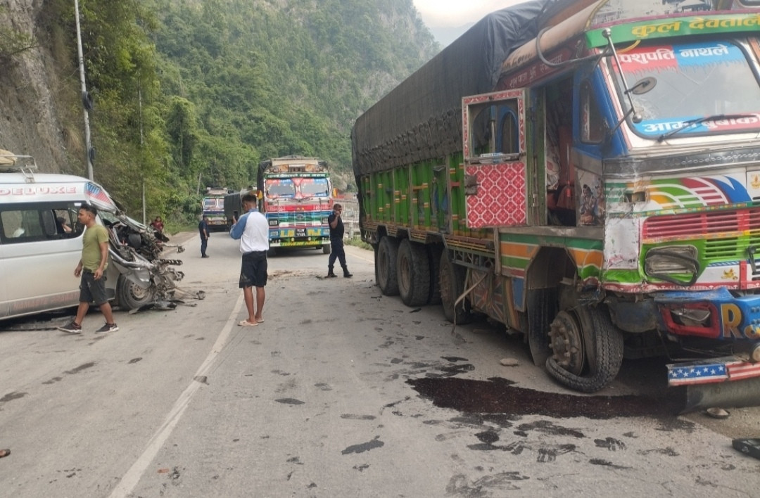 मुग्लिङ नजिकै माइक्रो बस र ट्रक ठोक्कियो, आधा दर्जन घाइते