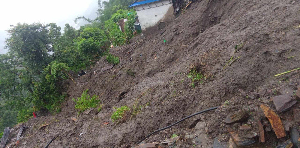 गोरखाको धार्चेमा पहिरोमा परी एकै परिवारका तीनसहित ५ जना बेपत्ता