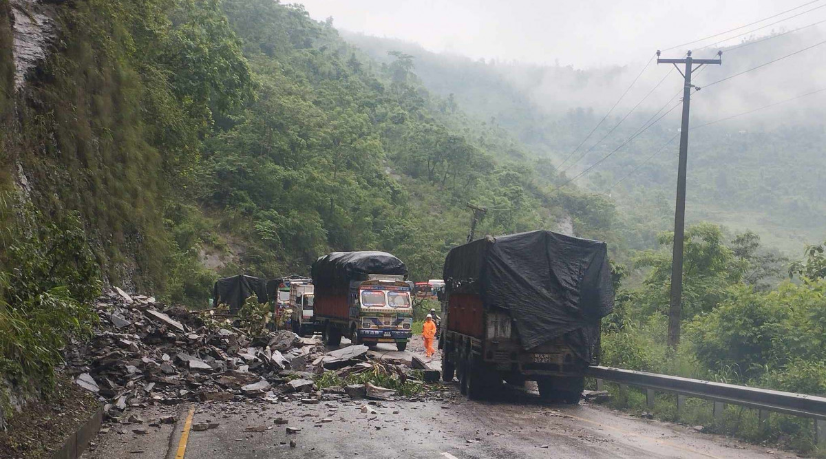 जलविरेमा पहिरो खस्यो, नारायणगढ–मुग्लिङ्ग सडक एकतर्फी