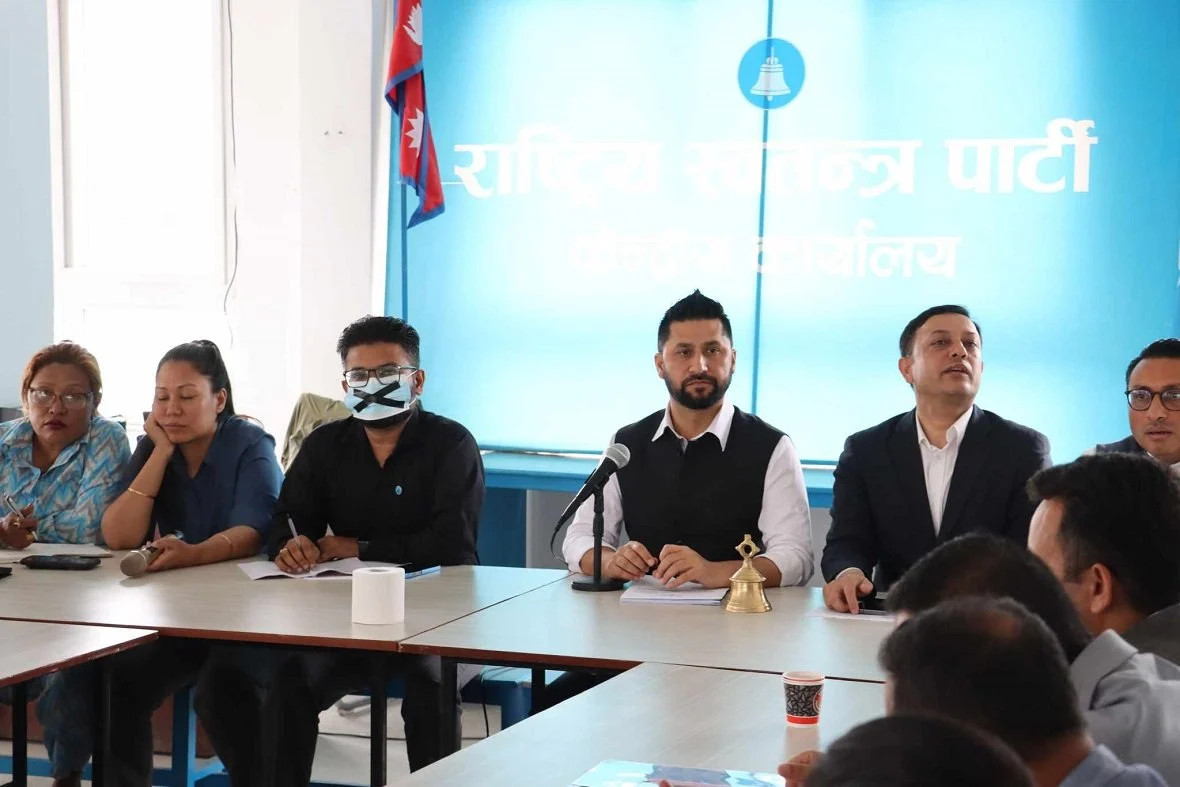 रास्वपा बैठकमा महामन्त्री मुकुल ढकाललाई प्रतिवेदन पेस गर्न सभापति  रवि लामिछानेको रोक