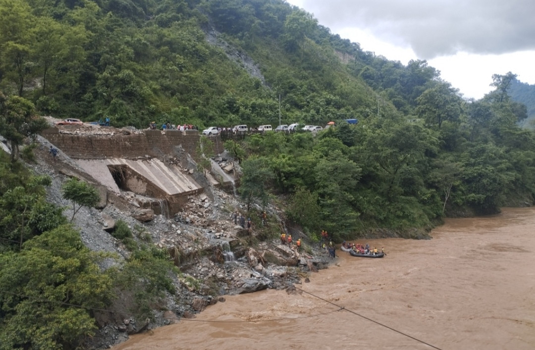सिमलतालको पहिरोले दुईवटा रात्रीबस बगायो, बस सहित करिब ६५ यात्रु बेपत्ता