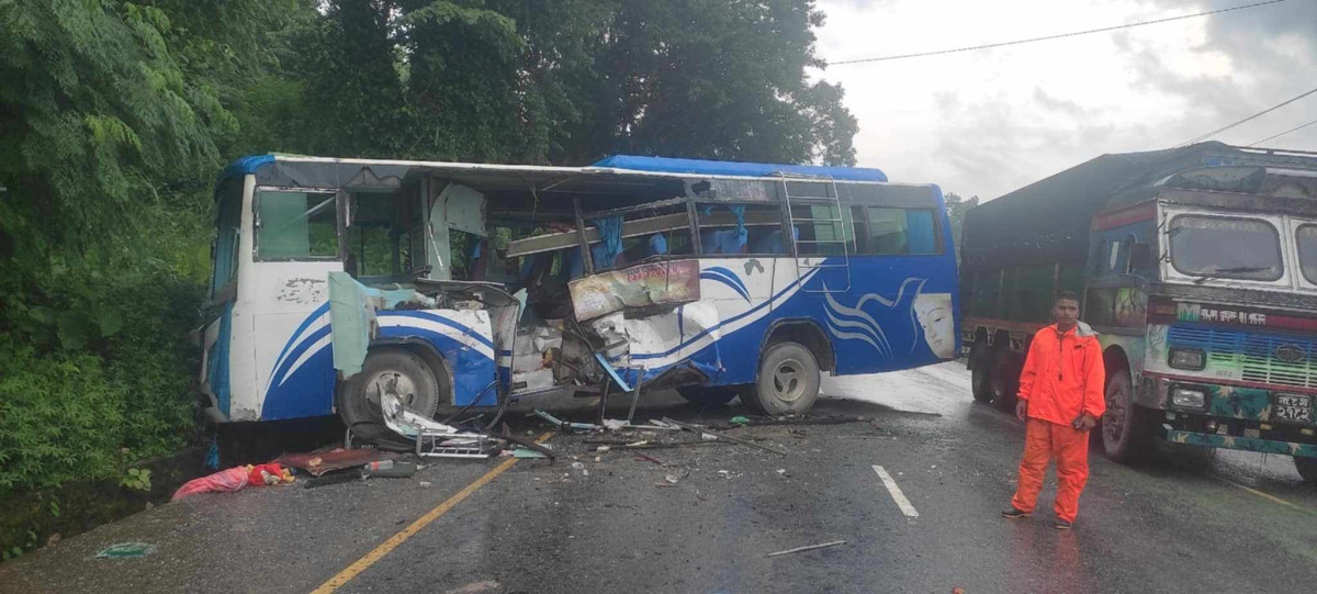 जुगेडीको भतेरीमा बस र तेल बोकेको ट्याङ्कर ठोक्कियो, १६ जना घाइते