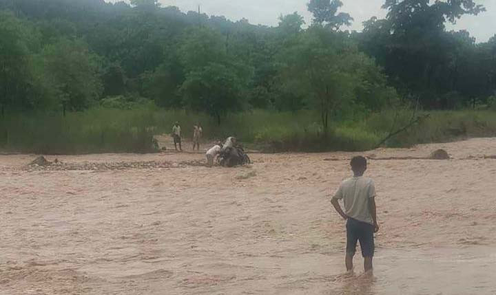 माडीमा खोलाले मोटरसाइकल बगायो, चालक बुट्यानमा अड्किएर बाँच्न सफल