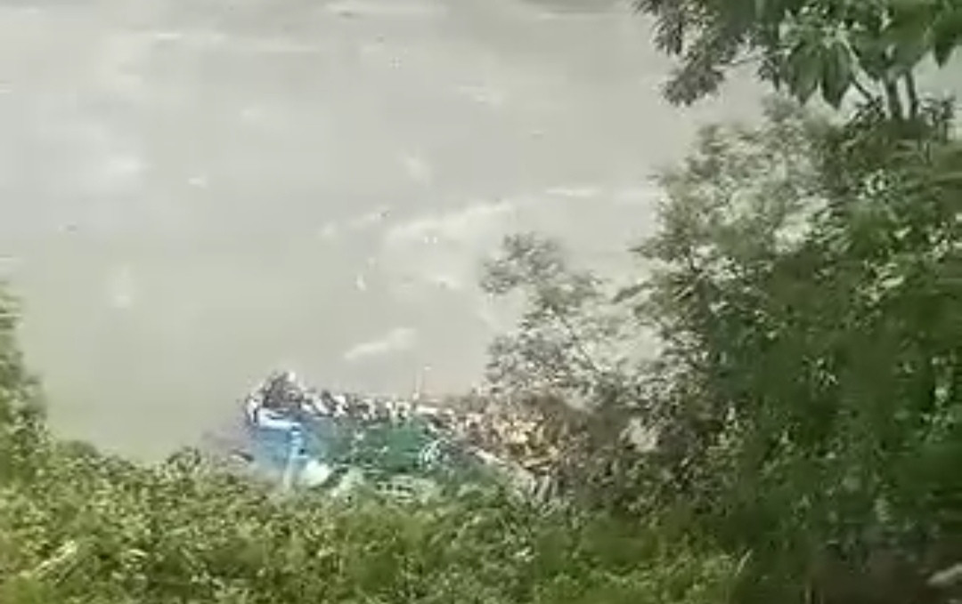 BREAKING NEWS : आँबुखैरेनीको ऎना पहराबाट मर्स्याङ्दीमा बस खस्यो, ठूलो मानवीय क्षतीको आशंका